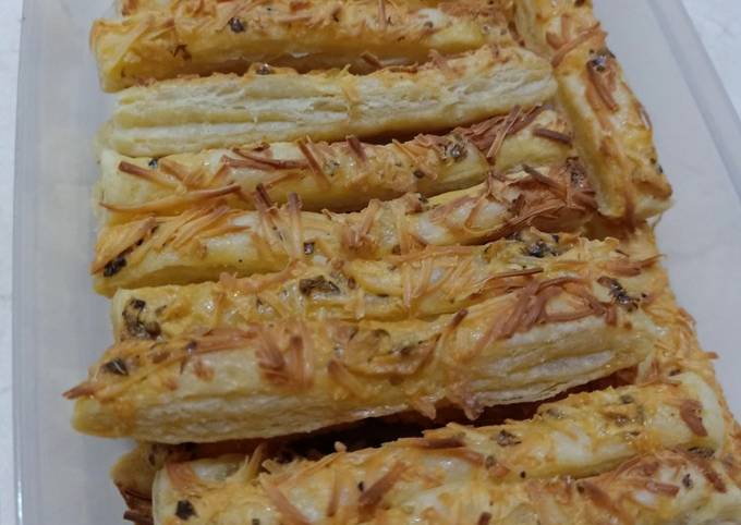 Garlic Cheese Stick Puff Pastry