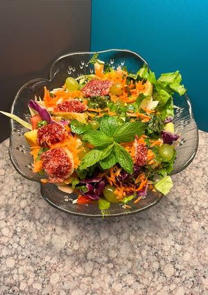 Φωτογραφία της συνταγής Autumn salad (σαλάτα με σύκα, λάχανα, καρότο, σταφύλι, νεκταρίνι, δυόσμο, μαρούλι, ξινόμηλο, αχλάδι)