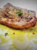Costina di vitello con crema di peperoni e cipolline borettane