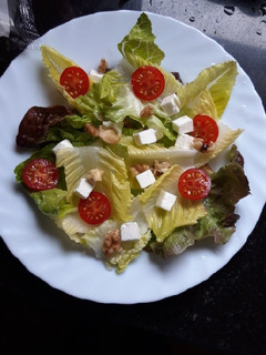 Una foto de Ensalada con queso feta y nueces