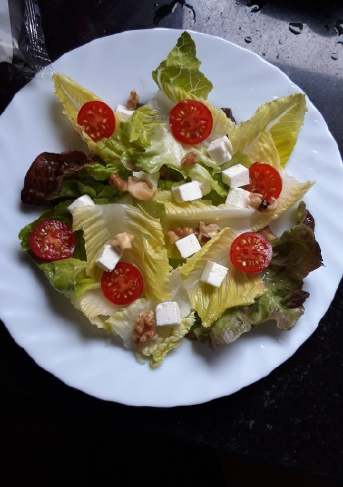 Una foto de Ensalada con queso feta y nueces