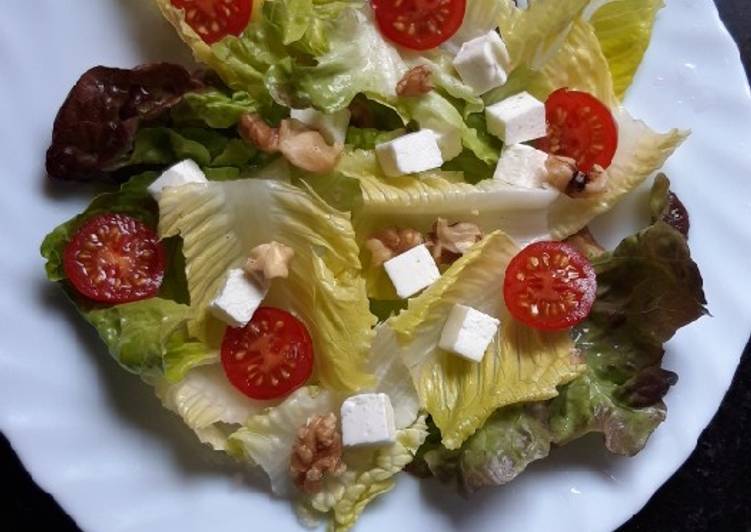 Ensalada con queso feta y nueces