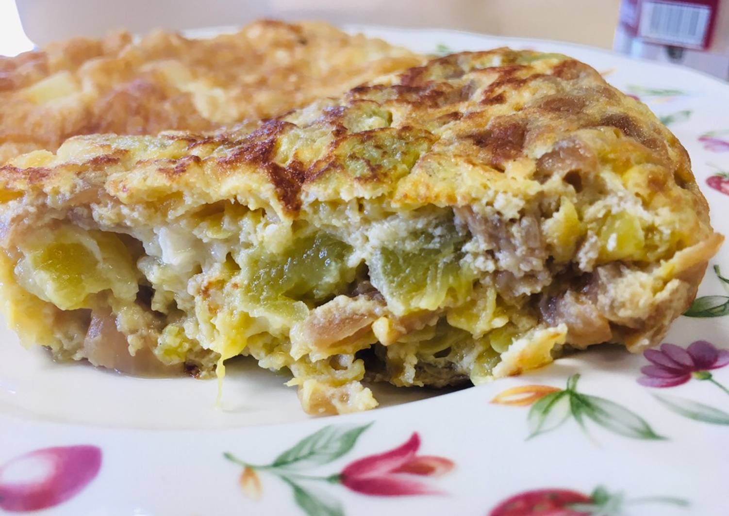 Tortilla de calabacín de la huerta, cebolla caramelizada y queso de
