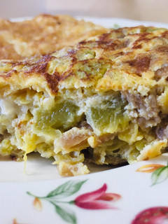 Una foto de Tortilla de calabacín de la huerta, cebolla caramelizada y queso de cabra
