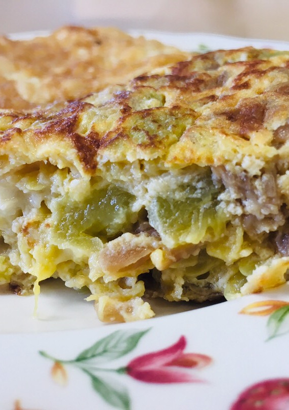Una foto de Tortilla de calabacín de la huerta, cebolla caramelizada y queso de cabra
