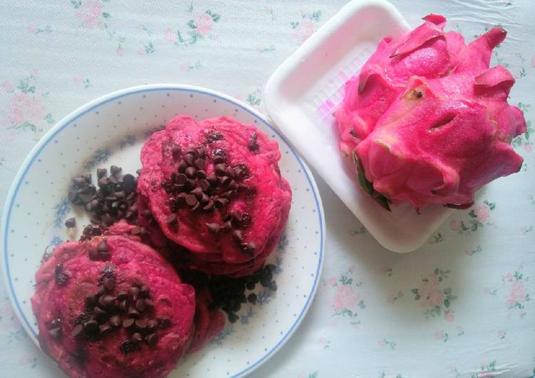 Souffle pancake dragon fruit