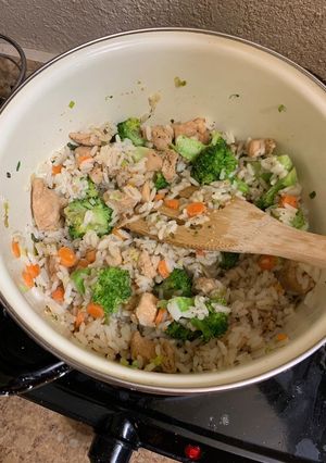Una foto de Arroz chino con pollo teriyaki