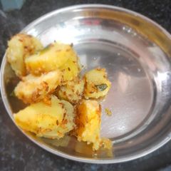 A picture of Sukhe aloo.
