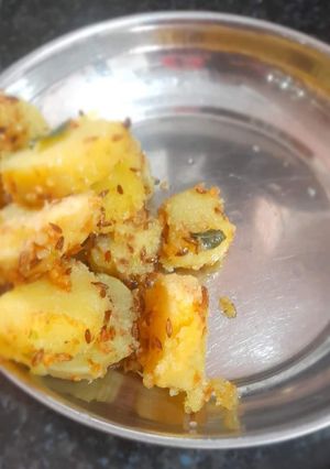 A picture of Sukhe aloo.