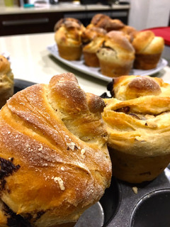 Φωτογραφία της συνταγής Cruffins με φουντούκια και πραλίνα φουντουκιού με σοκολάτα υγείας