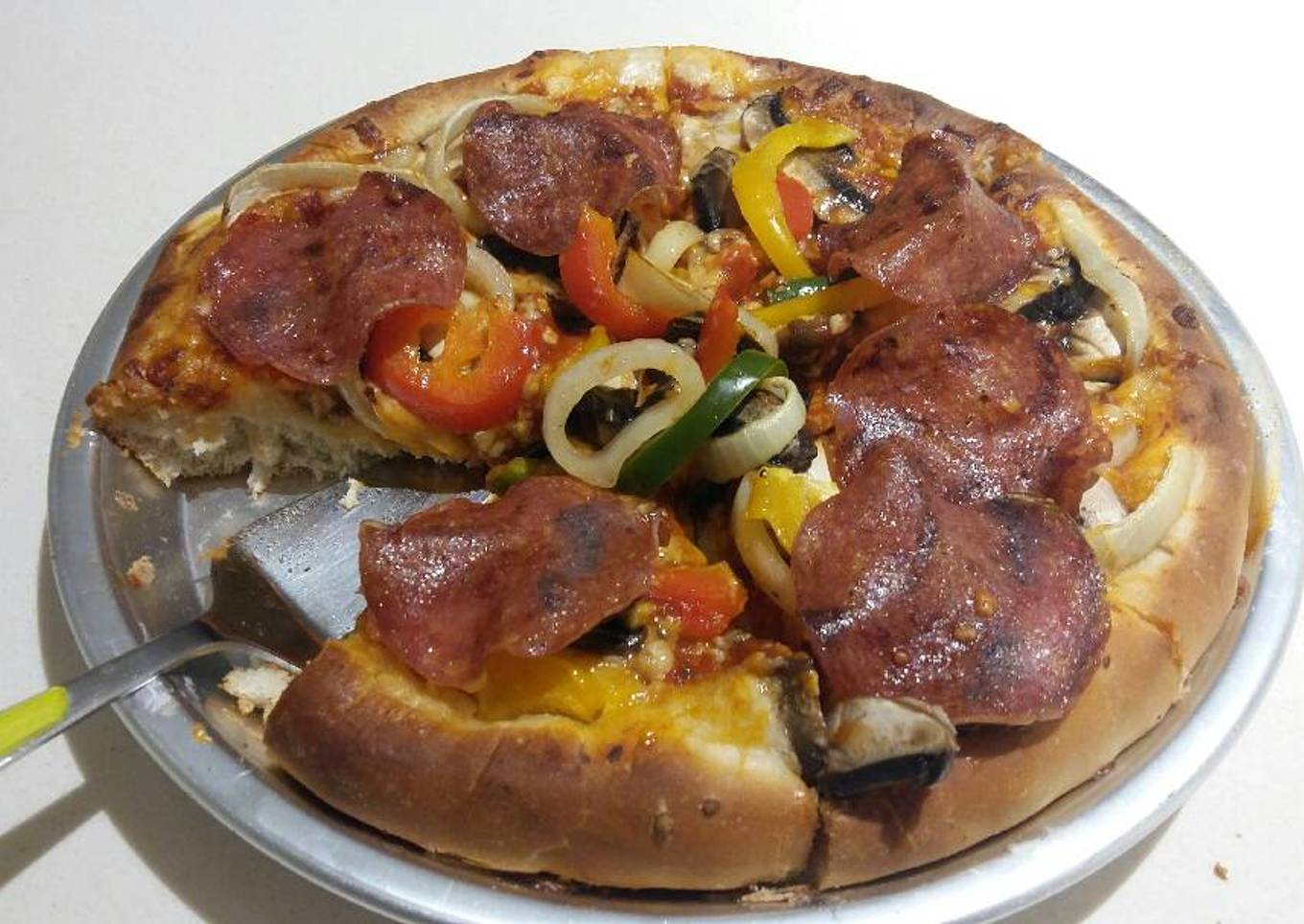 Cheesy capsicum onion pizza