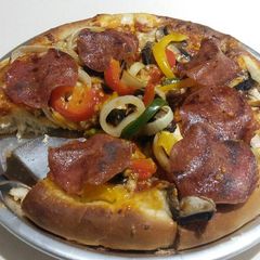 Cheesy capsicum onion pizza A picture of Cheesy capsicum onion pizza.