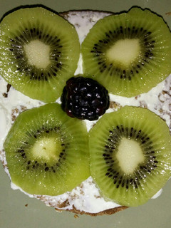 Una foto de Tostada de centeno+kiwi+mora y queso💚