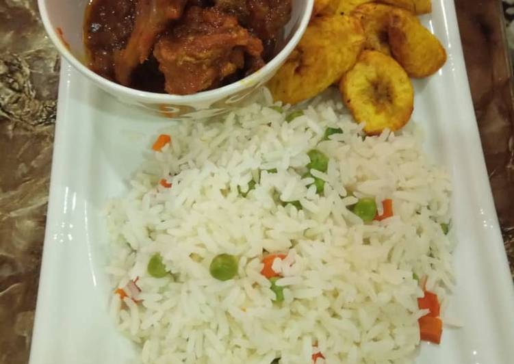 Rice and chicken stew with plantain. My love for rice and stew