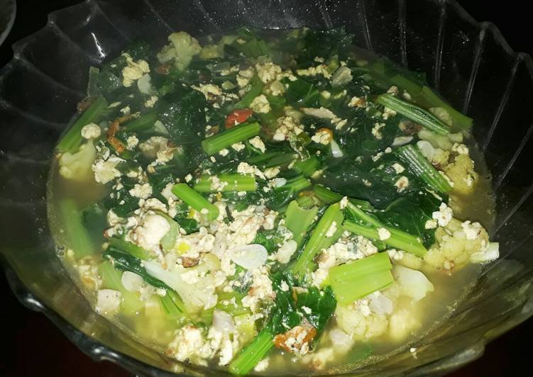 Resep Sawi kuah telur cabe hijau yang Bisa Manjain Lidah