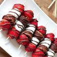 Brochetas de brownie, fresas y nubes