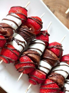 Una foto de Brochetas de brownie, fresas y nubes