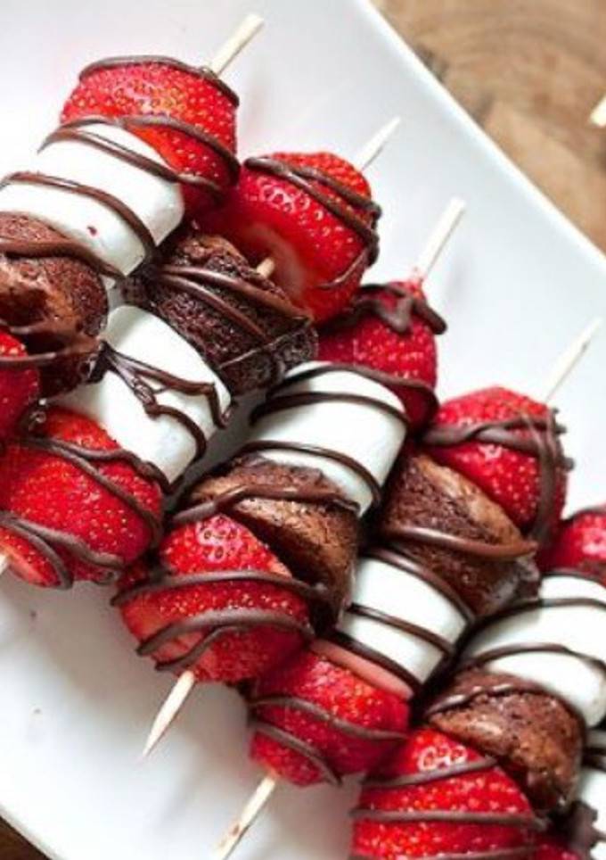 Una foto de Brochetas de brownie, fresas y nubes