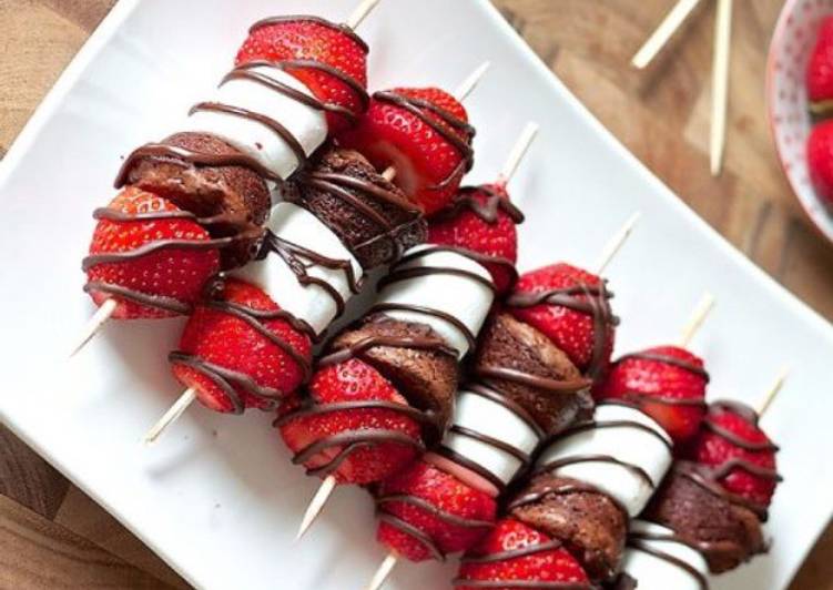 Brochetas de brownie, fresas y nubes