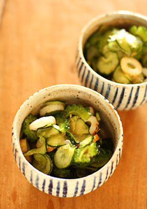 苦瓜和風鰹魚涼拌（ゴーヤときゅうりのおかか和え） 的食譜成品照片
