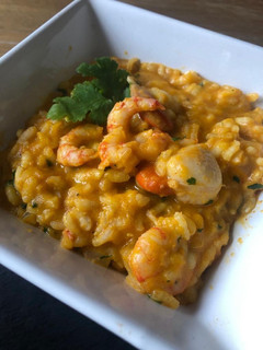 Una foto de Risotto de zanahoria, camarones y ostión