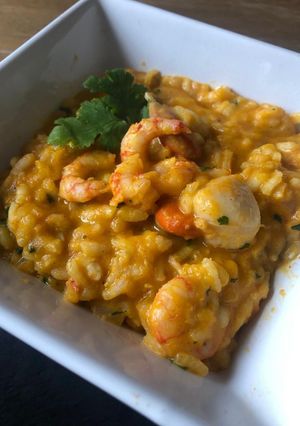 Una foto de Risotto de zanahoria, camarones y ostión