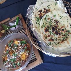 A picture of Butter naan with kadhai paneer.
