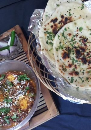 A picture of Butter naan with kadhai paneer.