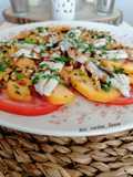 Ensalada de tomate, melocotón y boquerones en vinagre