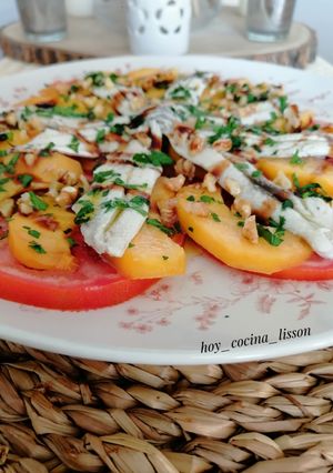 Una foto de Ensalada de tomate, melocotón y boquerones en vinagre