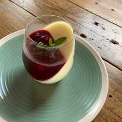 A picture of Pana cota fruit rouge ou caramel.