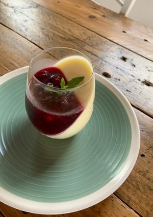 Une photo de Pana cota fruit rouge ou caramel