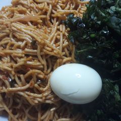 A picture of Spagetti,egg and vegetable.