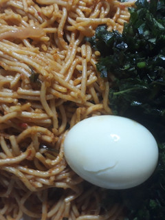 A picture of Spagetti,egg and vegetable.