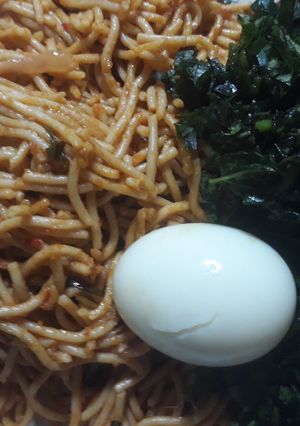 A picture of Spagetti,egg and vegetable.