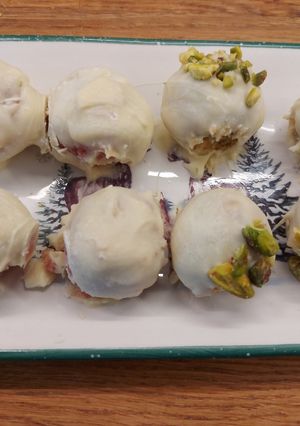 Ribizlis fehércsokis és narancsos- pisztáciás fehércsokis golyó recept fotója