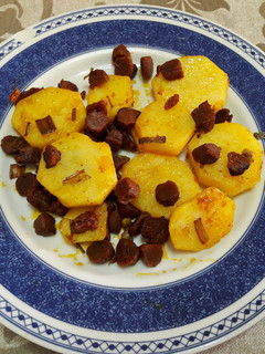 Una foto de Revuelto de chorizo y patatas vegano
