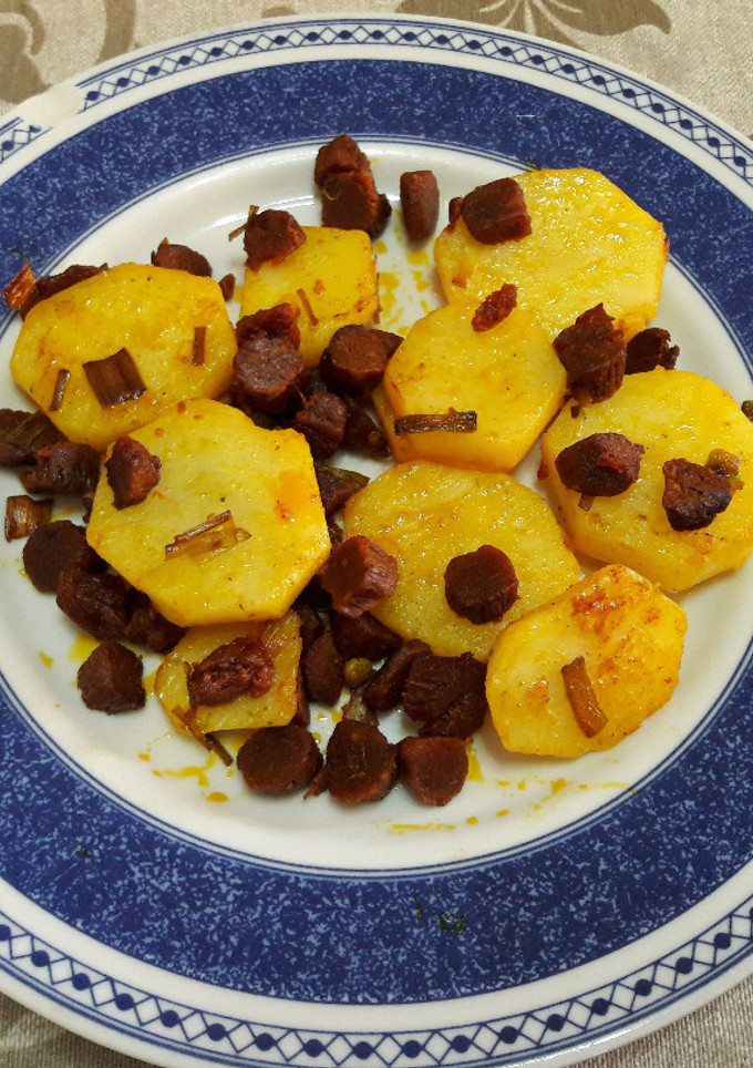 Una foto de Revuelto de chorizo y patatas vegano