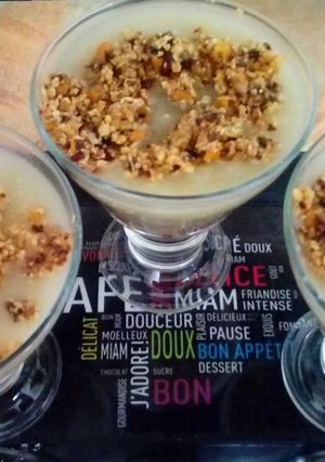 Una foto de Postre de copos de maíz y crema de manzana
