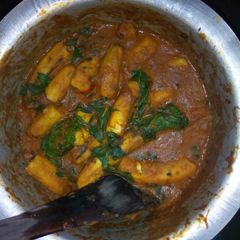 A picture of Matoke tumbukiza with crushed groundnuts.