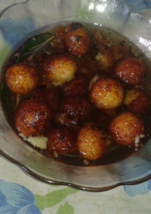 A picture of Rice ke gulab jamun.