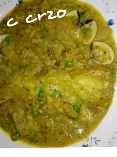 Una foto de Pescado con salsa verde y cerveza