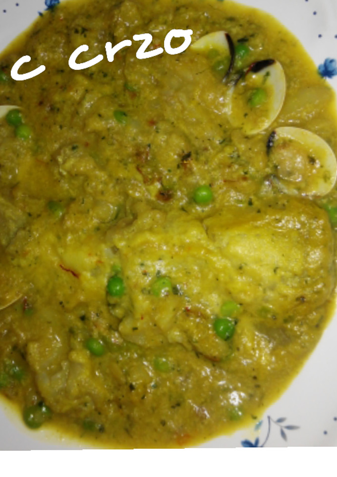 Una foto de Pescado con salsa verde y cerveza
