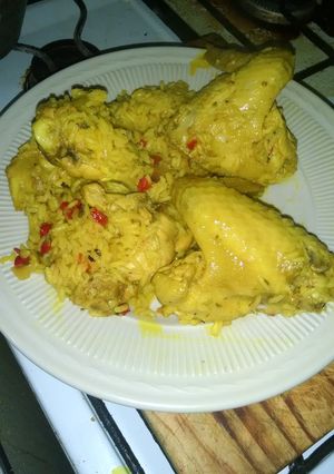 Una foto de Arroz amarillo con pollo