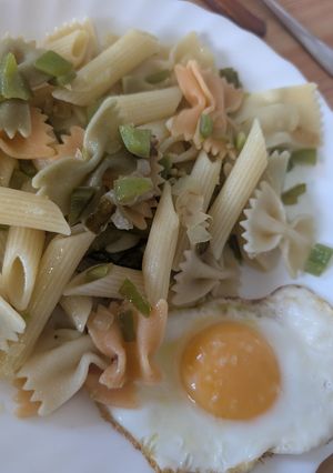 Una foto de Pasta con Pimientos y Cebolla