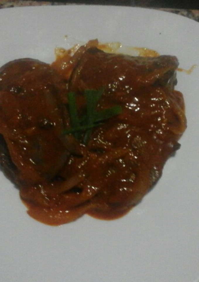 Una foto de Hígado de ternera encebollado con tomate
