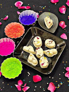 ठंडाई चॉकलेट(thandai chocolate recipe in hindi) रेसिपी मुख्य फोटो