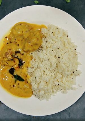 A picture of Kadhi pakory kadhi chawal.