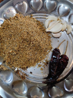 கருப்பு உளுந்து இட்லி பொடி(karuppu ulunthu idli podi recipe in tamil) செய்முறை முக்கிய புகைப்படம்