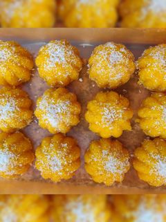 મેંગો કોકોનટ લાડુ (Mango Coconut Laddu Recipe In Gujarati) રેસીપી મુખ્ય ફોટો